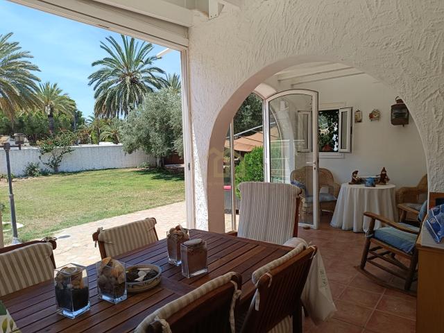 Villa independiente de una sola planta con 5 dormitorios y piscina cubierta en un lugar de ensueño y exclusivo