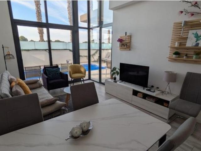 Villa independiente de 3 dormitorios con orientación suroeste, piscina privada y vistas abiertas en