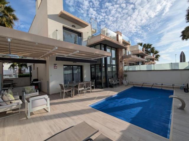 Villa independiente de 3 dormitorios con orientación suroeste, piscina privada y vistas abiertas en Lomas de Cabo Roig