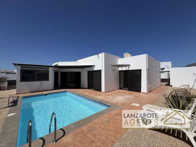 Villa Independiente De 3 Dormitorios Con Piscina Privada, Amplio Terreno Y Gran Potencial En Las Coloradas De Playa Blan