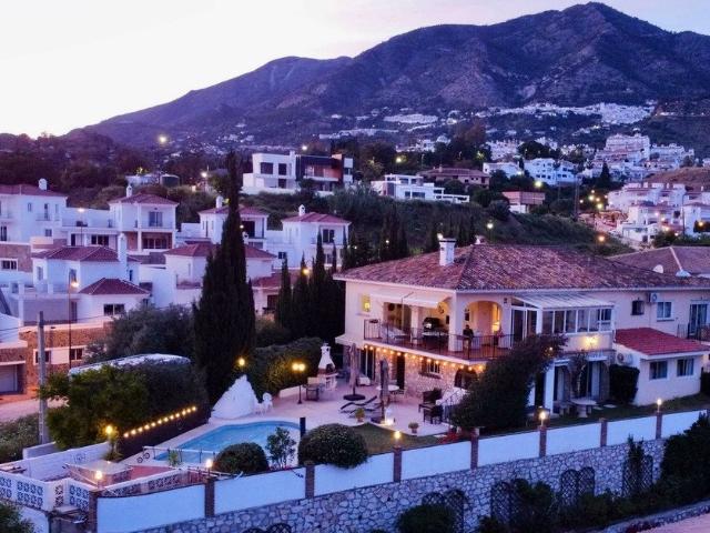 Villa independiente en Mijas con vistas al mar y a la montañ. 320m² Mijas