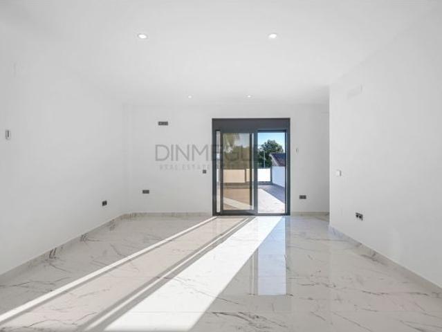 Villa independiente en Campoamor: 700 m2 de parcela y a un paseo de la playa