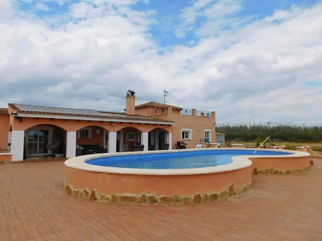 Villa independiente en Dolores, con encanto rústico y comodi. 239m² Dolores