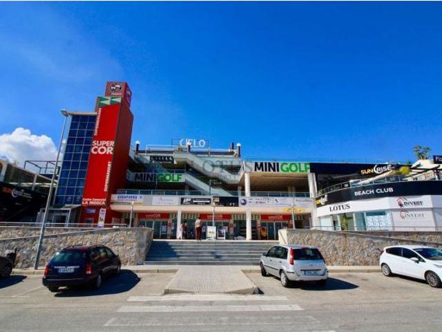 Villa independiente en esquina con piscina privada en Playa Flamenca