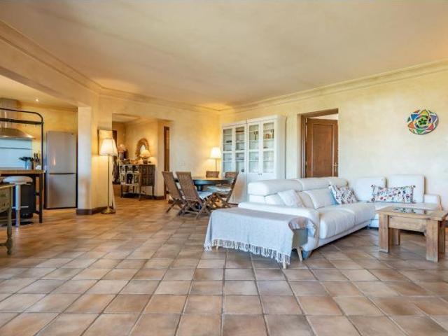 VILLA INDEPENDIENTE EN UNA PLANTA Y A UN PASO DE LA PLAYA EN MARBELLA