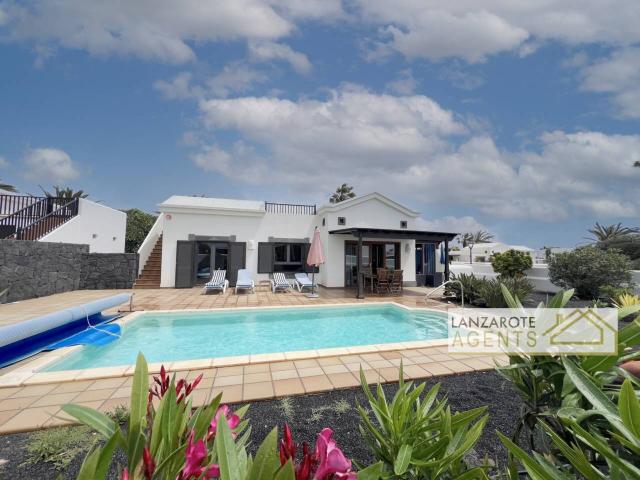 Villa independiente impecable de 2 dormitorios con terraza en la azotea y vistas al mar en Playa Blanca