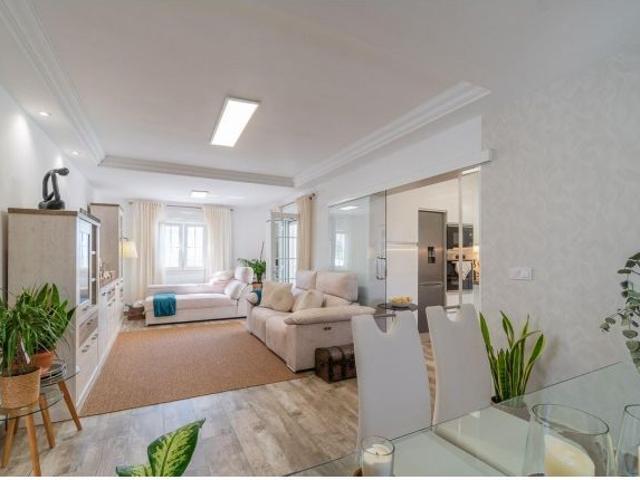 Villa independiente reformada con apartamento independiente y piscina privada en Villamartín Orihue