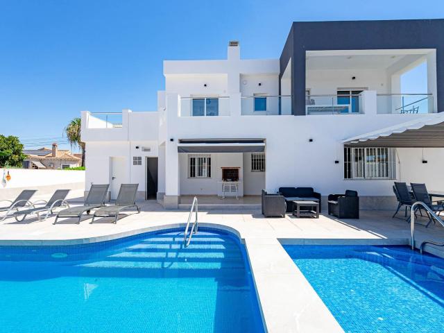 Villa independiente seminueva de lujo con parcela de 730 m2, dos plantas independientes, 4 dormitorios, piscina privada y jacuzzi en Torrevieja