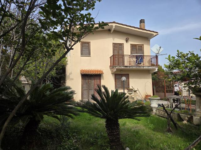 Villa indipendente con ampio giardino in affitto a Roma Tenuta Santa Colomba