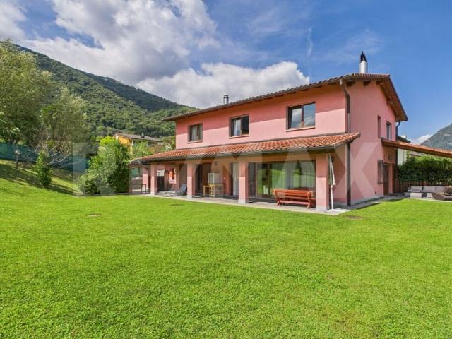 Villa indipendente con grande giardino e grottino caratteristico a Taverne