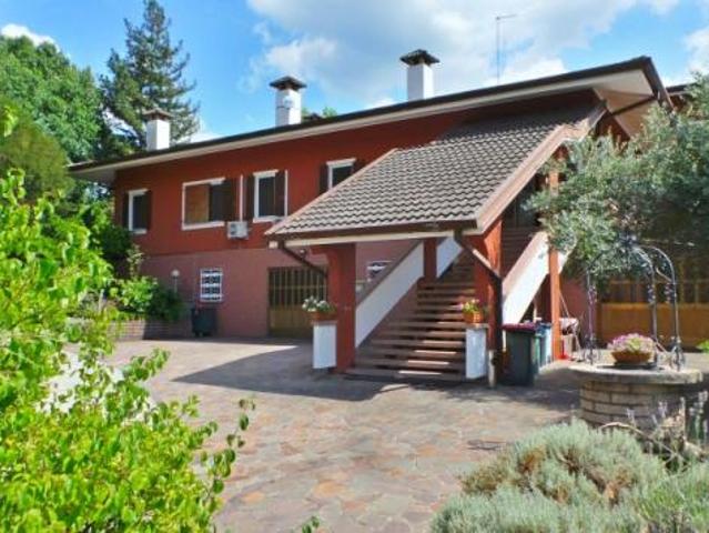 Villa indipendente con vigneto