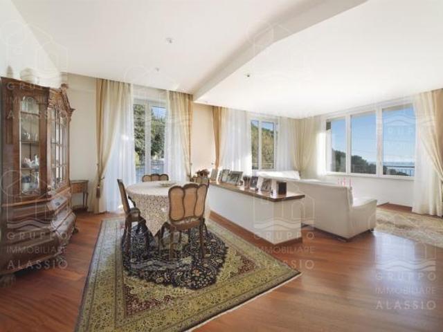 Villa indipendente di prestigio con vista mare, grande parco privato e ampia autorimessa