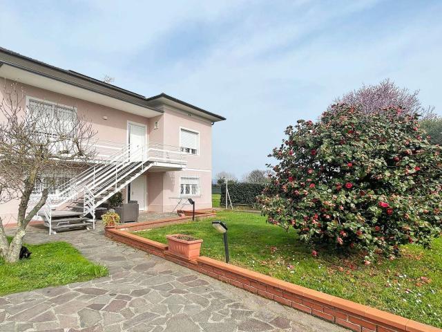 Villa indipendente ristrutturata con fotovoltaico, grande gi. 258m² Lucca
