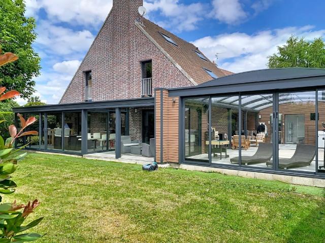 Villa individuelle avec piscine, 4 chambres, jardin et garages