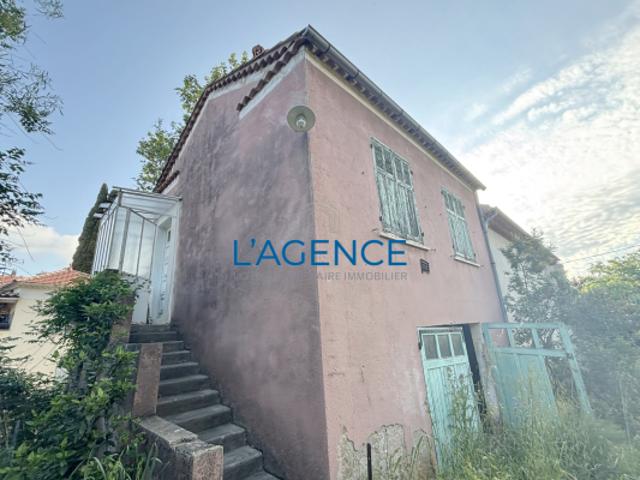 Villa individuelle de 138m2 à rénover avec un jardin de 754