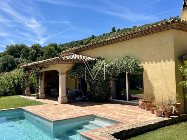 VILLA INDIVIDUELLE DE PLAIN PIED AVEC PISCINE CHAUFFEE ET JO