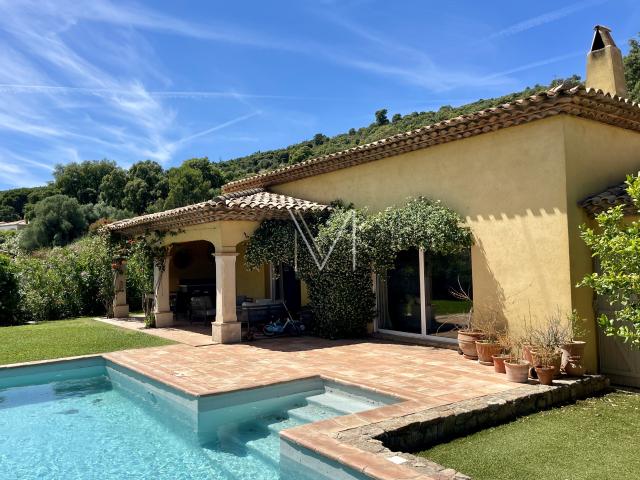 VILLA INDIVIDUELLE DE PLAIN PIED AVEC PISCINE CHAUFFEE ET JOLIE VUE DEGAGEE