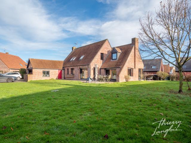 VILLA INDIVIDUELLE PROCHE DE CYSOING SUR 1 200 M2 AVEC SOUS SOL AMÉNAGÉ