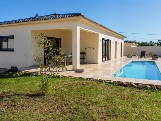 Villa individuelle proche de la mer avec piscine 137m² Solaro