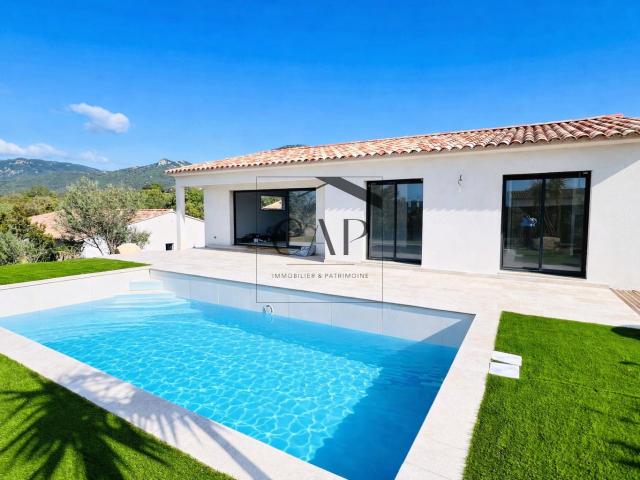 Villa individuelle T4 neuve de 110 m2 avec piscine, jardin, garage et vue dégagée Sainte Lucie de Porto Vecch