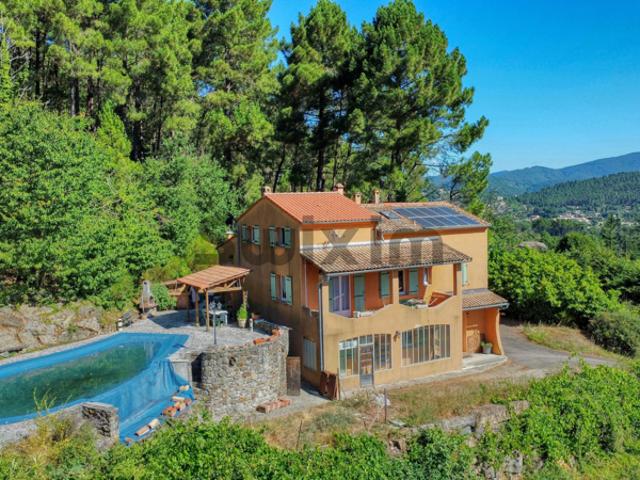 Villa Individuelle T7 avec Piscine, Terrasse et Terrain