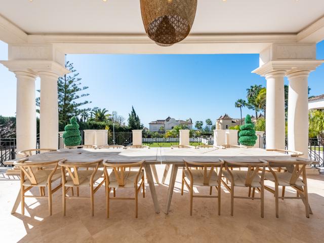 Villa Isolde es una extraordinaria residencia contemporánea situada en la prestigiosa comunidad cerrada de Sierra Blanca