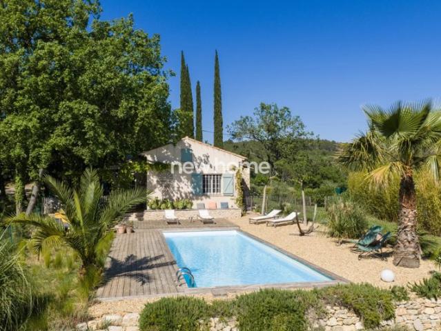 Villa joliment rénovée avec piscine dans un cadre verdoyant