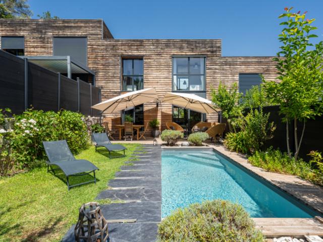 Villa jumelée familiale avec jardin intimiste et piscine L