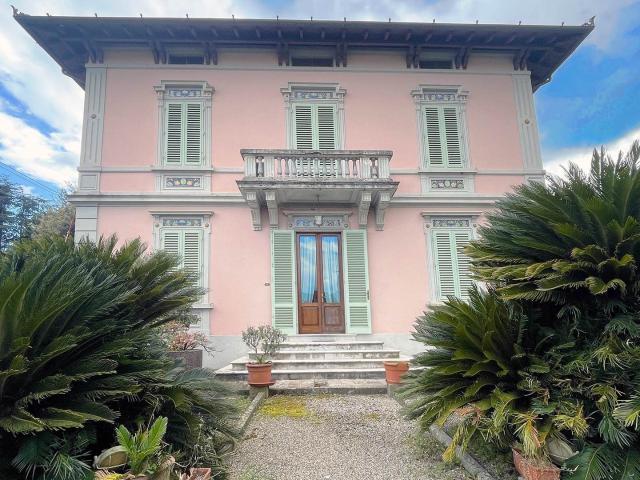Villa Liberty, costruita all'inizio del 900, finemente ristr. 490m² Pescia