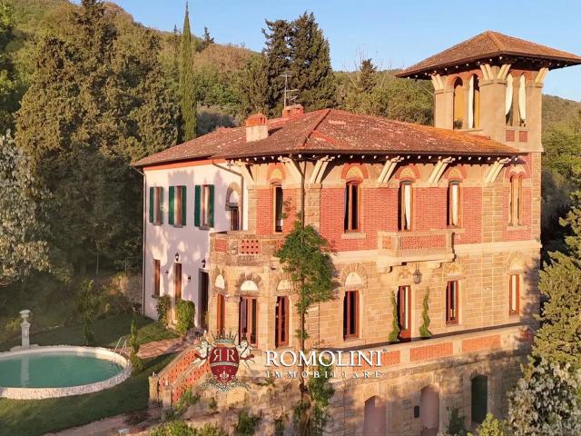 Villa Liberty In Vendita In Posizione Panoramica In Toscana 911m² Loro Ciuffenna