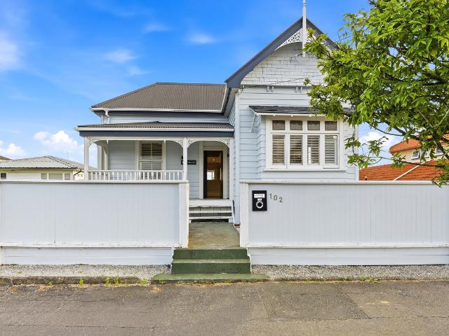 Villa Living. Sea View. Minutes to the City! 1/102 Queen Street, Northcote Point