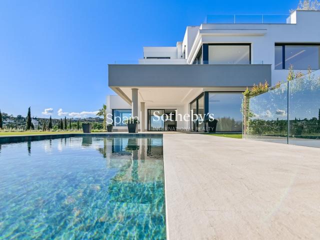 Villa Loto es una residencia contemporánea diseñada para dis. 1082m² Sotogrande