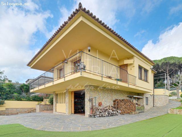VILLA LUMINOSA CON JARDÍN Y PISCINA EN EL CENTRO