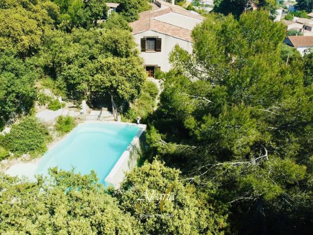 Villa lumineuse avec vue sur le Massif des Maures terrasse. 181m² Les Arcs
