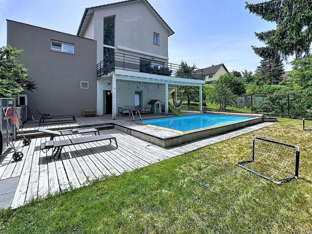 Villa lumineuse avec jardin et piscine