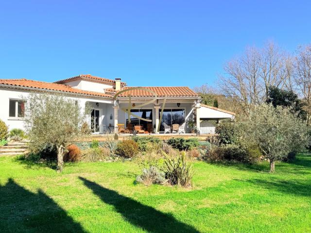 Villa lumineuse avec piscine et grand terrain cadre nature p. 99m² Barjac