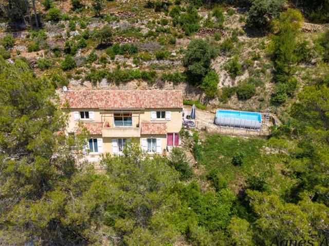 Villa lumineuse de 160 m² sur plus d'un hectare de terrain en colline, au cœur d'un environnement naturel préservé à Belgentier