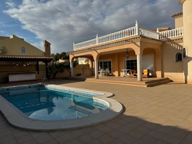 Villa lujosa en una zona previligiada en Orihuela Costa!