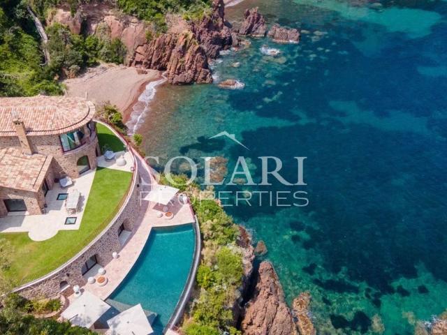 Villa luxueuse pied dans l'eau avec accès plage privée, salle de sport & sauna à Théoule sur Mer