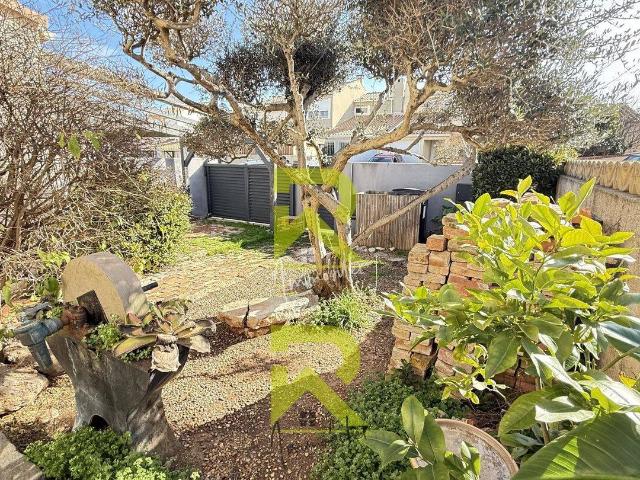 VILLA MARSEILLAN AVEC GARAGE ET JARDINS