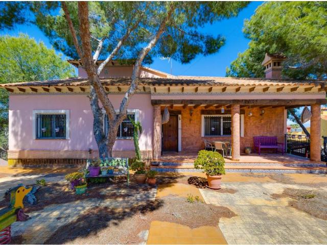Villa mediterránea con alma propia en San Miguel de Salinas: privacidad, amplitud y un estilo de vida difícil de enco