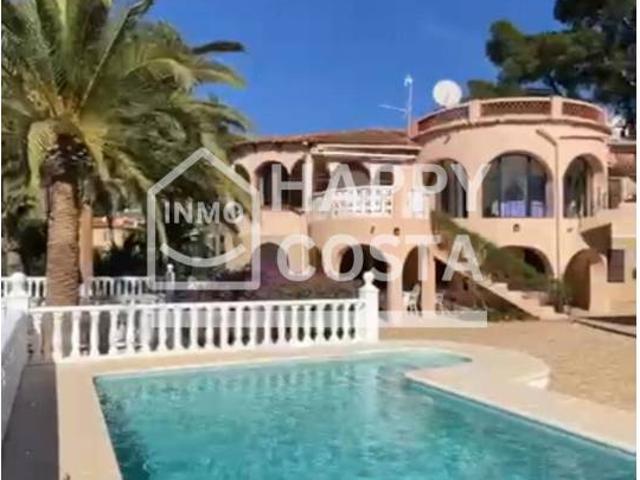 Villa mediterránea con piscina y gran garaje en Urbanización La Canuta
