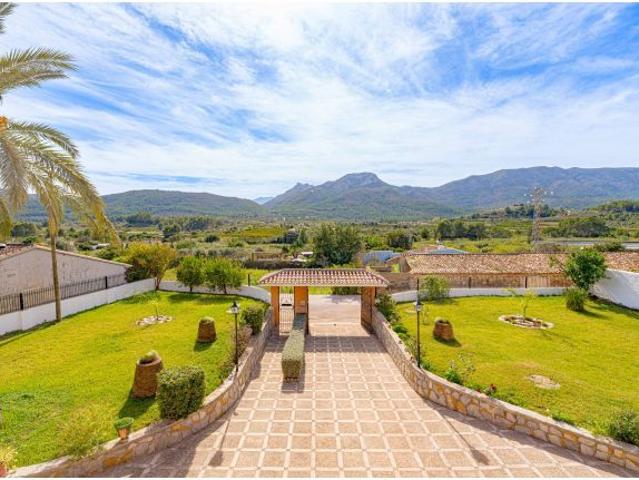 Villa mediterránea con vistas al valle a la venta en el centro de Alcalalí