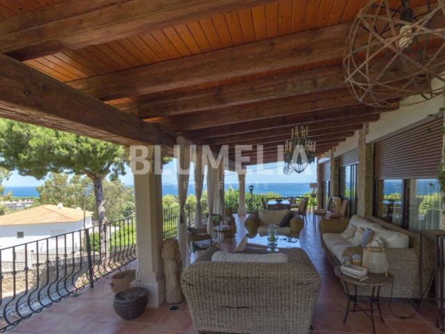 Villa mediterránea con vistas al mar en venta en Las Rotas. 220m² Dénia