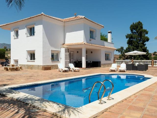 Villa Mediterránea con Vistas al Mar y Amplijo Jardín en La. 378m² La Cala de Mijas