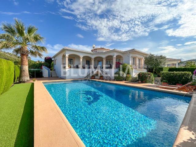 Villa mediterránea con vistas panorámicas al mar en venta en. 129m² Dénia