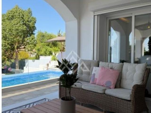 Villa mediterránea contemporánea reformada con vistas al mar y piscina privada