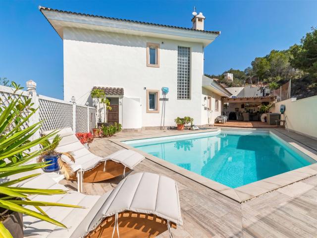 Villa mediterránea de 4 dormitorios con piscina y vistas al. 288m² Alfaz de Baix