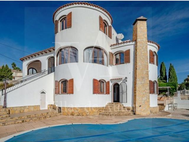 Villa mediterránea de ensueño con vistas panorámicas al mar y total privacidad en la Costa Blanca