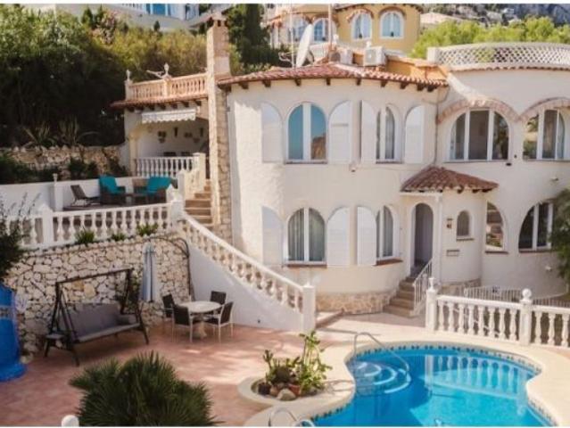 Villa mediterránea excepcional con vistas al mar, piscina privada y apartamento